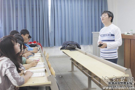王维虎老师的课堂上，学生根据各自使用的手机品牌入座